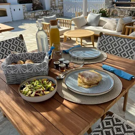 Kameo, Szálloda Andíparosz