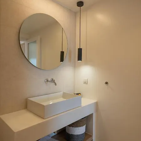 Kameo, Hotel